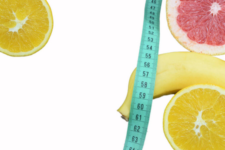 橙色葡萄柚和香蕉在白色背景上，上面写着饮食和健康饮食的象征。
