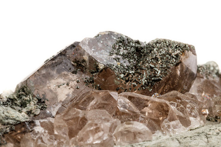 白色背景上的大型矿物石石英绿泥石石白云母岩