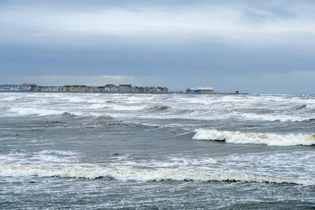 暴风雨天气在苏格兰的盐衣湾上空，因为海浪拍打港口，海浪变得更高。