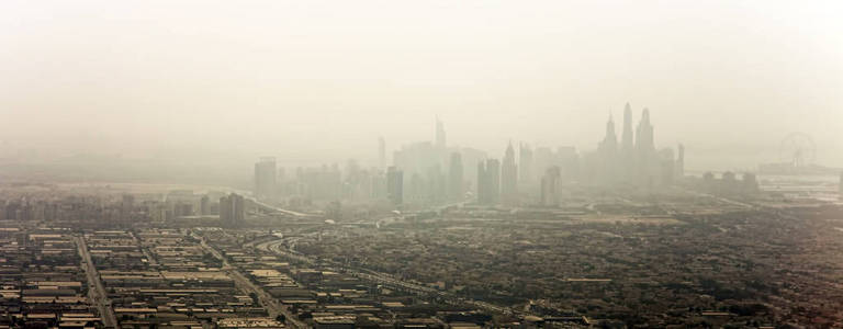 迪拜城市，码头天际线和地平线上的阴霾