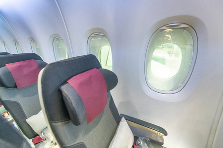 飞机内部有座椅和窗户。