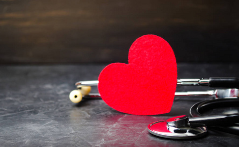 红心和听诊器。医药健康保险的概念，家庭，生活..救护车。心脏病保健。