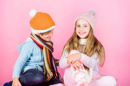 儿童冬季配件。女孩和男孩穿针织冬帽。冬季时尚饰品和服装。孩子们顽皮的心情圣诞节假期粉红色背景。儿童针织冬季帽子
