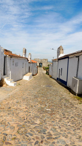 葡萄牙alentejo地区一个被围墙包围的小镇埃沃拉蒙特的街道和房屋