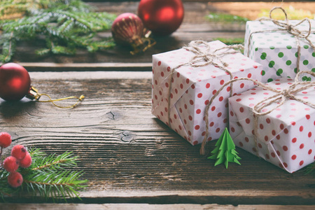 礼品包装。 圣诞作文与现盒包装纸节日装饰和杉树枝。 为假期做准备。 圣诞快乐，新年快乐