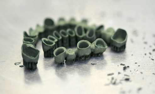 在3d 打印机上创建的齿牙牙冠, 用于金属