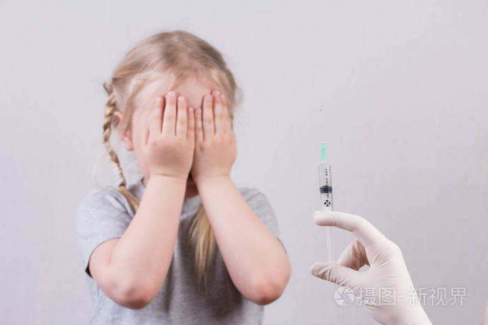 害怕注射的小可爱的女孩儿童疫苗接种