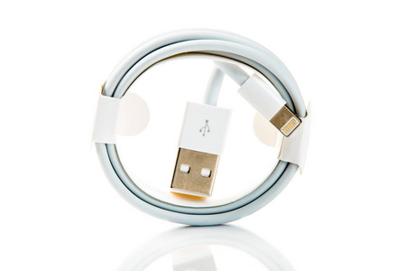 USB电缆充电和连接设备隔离在白色背景上