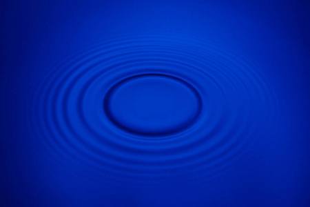 特写蓝光水环宏观圆圈反射在游泳池。 很好的背景想法。