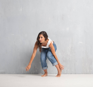 年轻漂亮的女人全身。 街舞概念