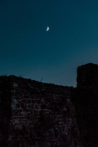 堡垒墙。 晚安。 月亮。 黑山酒吧。 小光。