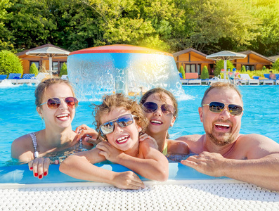 幸福的家庭，在游泳池里玩。夏季度假概念