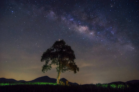 银河系，宇宙中有恒星和空间尘埃，夜空上有黄道黄道黄道光，山景上有云移，Phetchaburi水库。