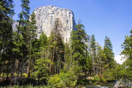 来自约塞米蒂山谷的埃尔卡皮坦的景色。 约塞米蒂国家公园加利福尼亚。 自1984年以来的世界遗产地