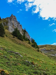 夏季在瑞士阿尔卑斯山恩格尔堡的布朗尼山徒步旅行