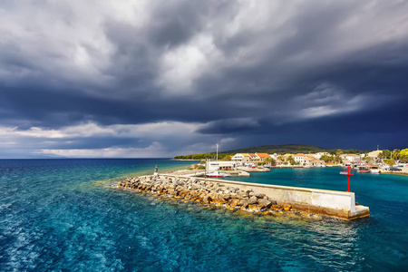 戏剧性的风暴云在岛屿雄伟的景观克罗地亚亚得里亚海。 美丽的世界