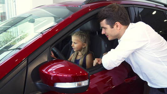 细心的爸爸告诉她的女儿关于汽车