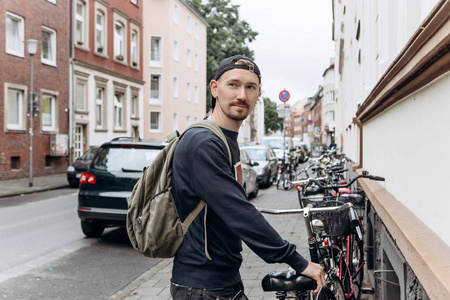 旅游或学生背包是要骑自行车