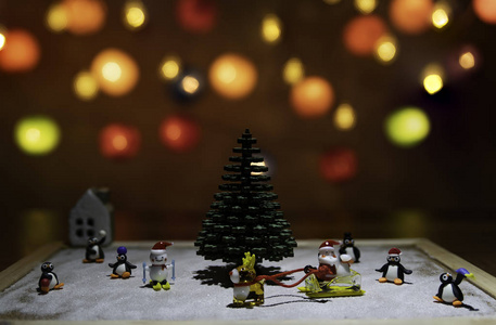 企鹅和雪人和圣诞老人一起在木制圣诞树上玩耍