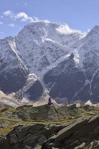 在卡巴尔迪诺巴尔干山脉旅行。