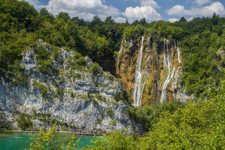 美丽的瀑布在普利特维湖国家公园。 克罗地亚