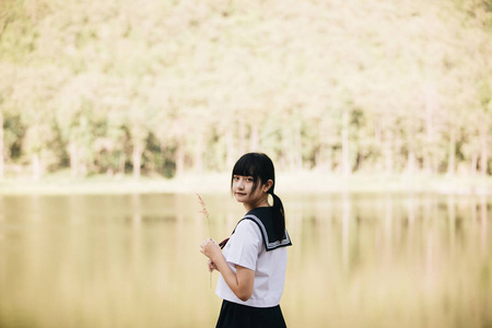 亚洲日本学校女孩服装肖像看公园户外电影复古风格