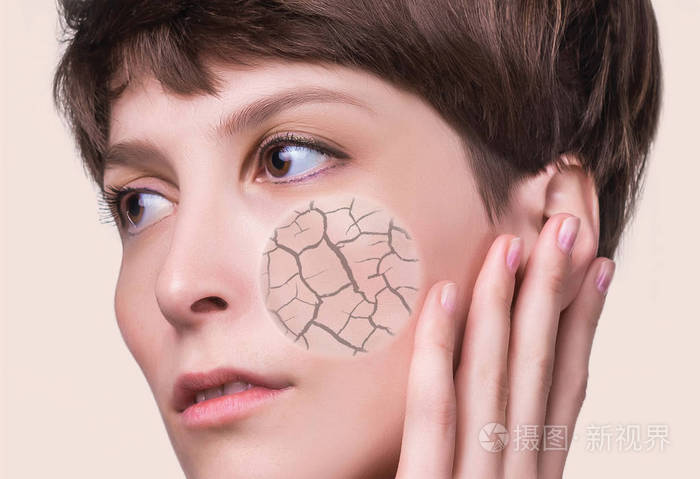 女人脸上布满裂纹的地球纹理符号的干性皮肤