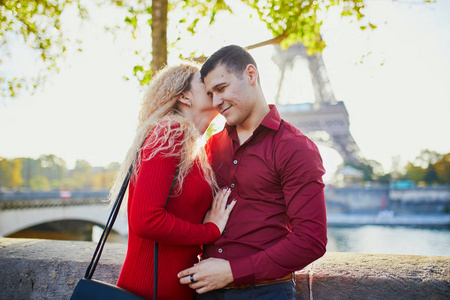 法国巴黎埃菲尔铁塔附近的浪漫情侣