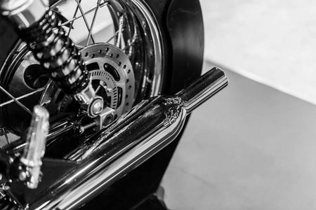 老式摩托车发动机排气管复古风格铬黑白艺术色调