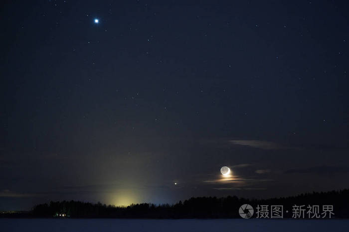 木星,金星和月亮在夜空上的雪冬景观.连词日期25.3.2012.