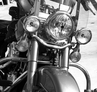 三个大灯的经典摩托车与金属铬停放黑白照片