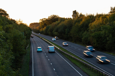 日落时的英国双行车道道路