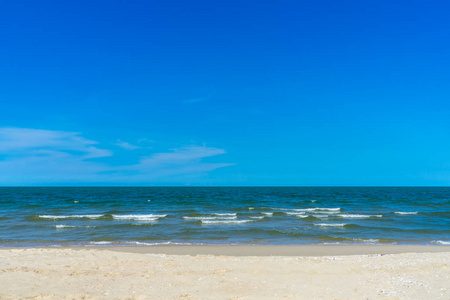 夏天的蓝天在海滩上轻柔的波浪。