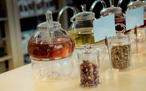 用玻璃茶壶冲泡的凉茶和瓶装的茶叶