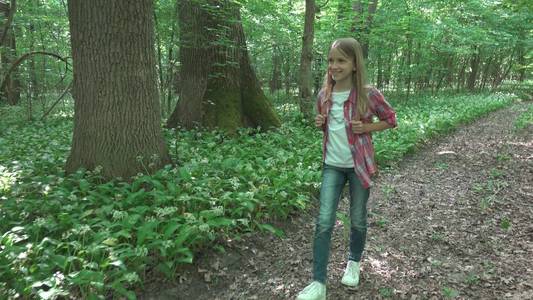 孩子在森林里散步，孩子，户外，自然女孩，玩野营冒险