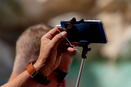 自拍与智能手机在特雷维喷泉拥挤的游客在罗马