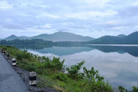 具有山体背景的水库湖泊景观图片