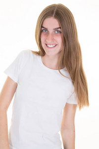 美丽的年轻女子，留着长发，摆着白色背景的白色衬衫