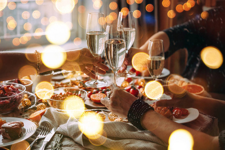 宴会桌上有一杯香槟。朋友庆祝圣诞节或除夕。