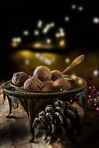 手工工匠比利时朗姆松露巧克力拍摄与黑暗的节日背景，选择性的焦点和慷慨的住宿复制空间。 完美的形象为您的甜点菜单封面艺术。