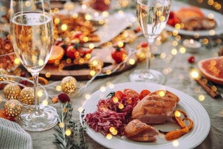 烤鸭或火鸡。 带着香槟的派对桌。 朋友们庆祝圣诞节或除夕。