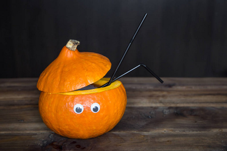 在装饰的南瓜鸡尾酒。万圣节派对饮料插画