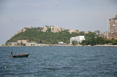 泰国人乘坐木制渔船，前往泰国昌布里的莱姆泰恩海岸风景秀丽的望风班森海滩和大海