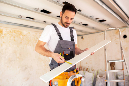 采取细木工板的精确测量是正确安装天花板的关键