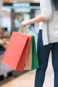 购物妇女拿着袋子孤立在白色背景消费主义销售和人的概念上。