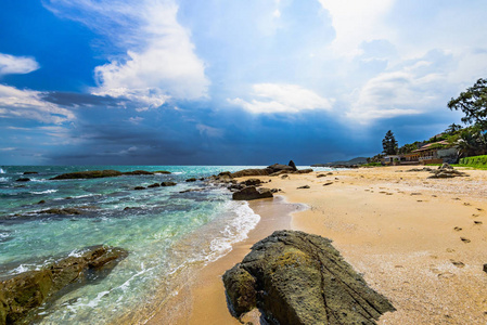 位于越南的岩石美丽的南海岸海滨海岸线