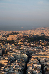 雅典的城市景观在清晨，从莱卡贝图斯山看到卫城，这是城市的最高点