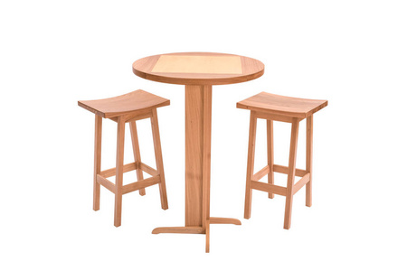 户外木制餐桌，有两张白色背景的凳子
