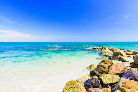 位于越南的岩石美丽的南海岸海滨海岸线