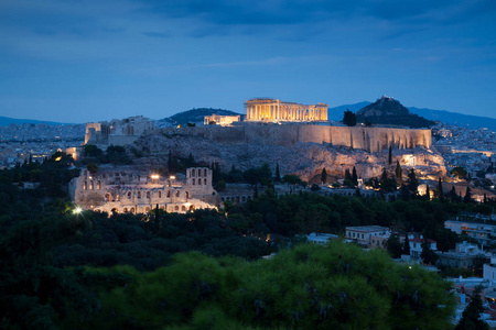 雅典是从菲罗帕坡山看到的，可以看到希腊雅典卫城和帕台农神庙的蓝色时刻